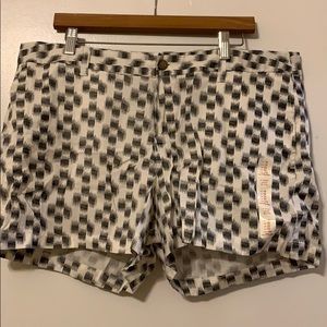 Black/White Patterned Gap 4” Shorts Size 18